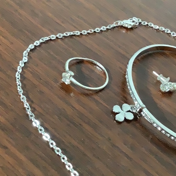 Boutique Luxe 💎  5pc bling sparkle jewelry Set 🥰 - Picture 4 of 5